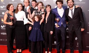 El equipo de la película "Verano 1993" posa con lo distintos premios conseguidos, entre ellos a la "Mejor Película Dramática", durante la entrega de los premios Feroz celebrada hoy en el Complejo Magariños de Madrid. EFE/JuanJo Martín.