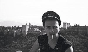 Joe Strummer, líder de The Clash, en Granada. / JUAN JESÚS GARCÍA