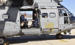 El ex ministro de Defensa, Pedro Morenés, en un helicóptero del Servicio Aéreo de Rescate (SAR). Durante su mandato varios de ellos sufrieron siniestros, dos de los cuales produjeron siete víctimas mortales. EFE