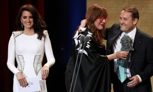 Isabel Coixet (centro) recibe el Goya a la Mejor Película.  REUTERS/Susana Vera