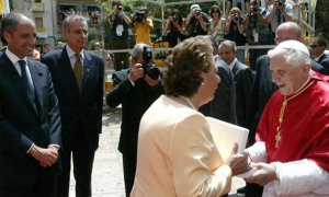 Visita del Papa Benedicto XVI a Valencia en 2006, junto a la exalcaldesa Rita Barberá y el expresident Francisco Camps. EFE