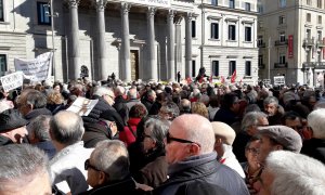 Imagen de la concentración de jubilados en defensa del sistema público de pensiones, en la Carrera de San Jerónimo en Madrid, frente al Congreso de los Diputados. EFE/Jesús Narvaiza