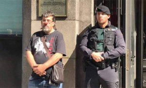 Jordi Pesarrodona con una nariz de payaso junto a un Guardia Civil durante los registros a la sede de la Generalitat del pasado 20 de septiembre. - @Pesacapsada