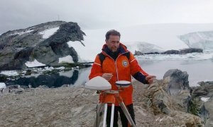 Foto del Ministerio de Defensa español del capitán de fragata Javier Montojo Salazar en una ubicación no especificada en la Antártida. EFE