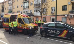 Una ambulancia y una patrulla de Policía frente al portal donde se produjo el asesinato de un joven de 19 años en Carabanchel.