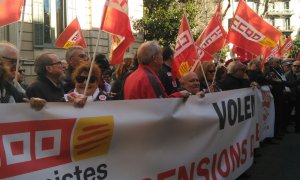 Pensionistes manifestant-se aquest dimarts a Barcelona, davant la delegació del Govern central a Catalunya. Maria Rubio.