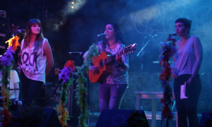 Rozalén, María Ruiz y Cristina Indira en el escenario