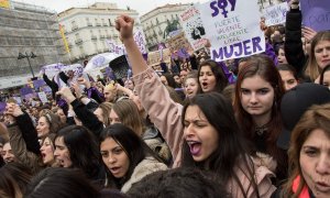 Miles de mujeres se han concentrado esta mañana en la Puerta de Sol con motivo de la huelga feminista de este 8 de marzo. /FRAN BAENA