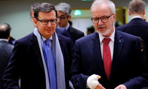 El nuevo ministro español de Economía, Román Escolano,   con el presidente del Banco Europeo de Inversiones, Werner Hoyer, antes del comienzo del Consejo de Ministros de Finanzas de la Unión Europea en Bruselas. EFE