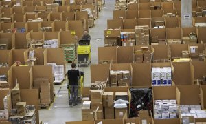 Vista de los trabajadores de Amazon en el centro logístico.- EFE