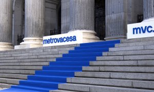 El logo de la inmobiliaria Metrovacesa en la entrada de la Bolsa de Madrid, el día de su vuelta a la cotización.