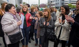 María Salmerón, condenada por incumplir el régimen de visitas de su hija con su exmarido condenado por maltratarla, recibe apoyos en Sevilla. / EFE