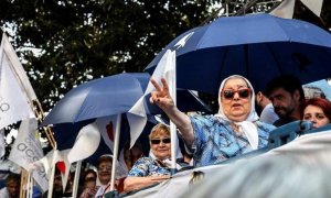 La titular de la Asociación Madres de Plaza de Mayo, Hebe de Bonafini (3d), saluda a la multitud que se concentra para recordar los 41 años del golpe cívico-militar. EFE