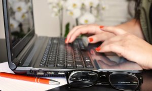 Una mujer trabajando en un ordenador portátil. | Pexels (CC0)