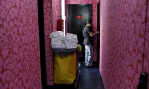 Una camarera de piso durante su turno de limpieza de habitaciones en un hotel de Madrid. Reuters