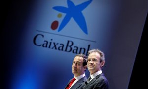 El presidente de CaixaBank, Jordi Gual, y el consejero delegado, Gonzalo Gortázar, al comienzo de la junta general de accionistas, por primera vez se celebra en València. EFE/Manuel Bruque