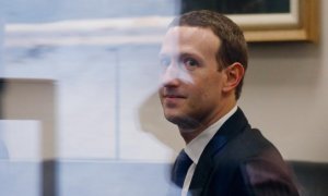 El dueño de Facebook,  Mark Zuckerberg, a su llegada a la oficina del senador Bill Nelson en Washington. | LEAH MILLIS (REUTERS)