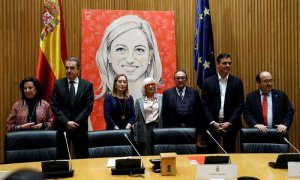 De izquierda a derecha, Margarita Robles, José Luis Rodríguez Zapatero, Ana Pastor, Esther Piqueras, Baltasar Chacón, Pedro Sánchez y Miguel Iceta, durante el acto en homenaje a la exministra de Defensa Carme Chacón. /EFE