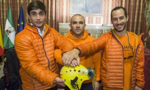 Julio Latorre, José Enrique y Manuel Blanco, los tres bomberos sevillanos de la ONG Prem Aid que serán juzgados en Grecia por tráfico de personas.- EFE