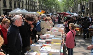 Parades de llibres a les Rambles de Barcelona per la Diada de Sant Jordi / Arxiu EUROPA PRESS