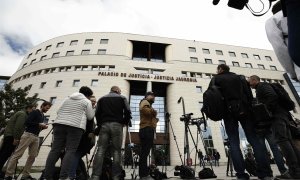 Numerosos medios de comunicación esperan en el exterior del Palacio de Justicia de Navarra donde la sección Segunda de la Audiencia de Navarra ha hecho pública la sentencia del caso de La Manada. EFE/Jesús Diges