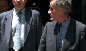 El exministro de Interior Jose Barrionuevo y el ex secretario de Estado de Seguridad Rafael Vera, a la salida del Tribunal Supremo después de una de las sesiones del juicio por los GAL, en junio de 1998. AFP/Dominique Faget