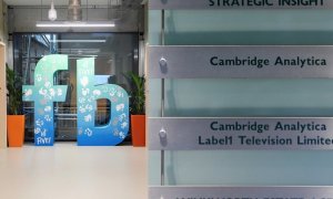 Imagen de la sede de Cambridge Analytica con un logo de Facebook al fondo. REUTERS