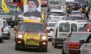 Un automóvil con la foto del líder de Hezbolá en el sur de Líbano - Reuters