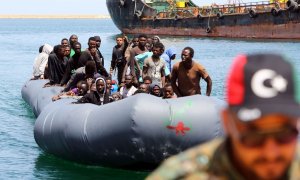 Un grupo de personas migrantes rescatados por la Guardia Costera libia en el Mediterráneo llega al puerto de Trípoli, el pasado 6 mayo.- Mahmud Turkia/AFP/Getty Images