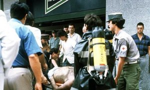 Fotografía de archivo tomada el 19 de junio de 1987, en la que se ve al traslado de una de las víctimas del atentado perpetrado por ETA en el supermercado Hipercor de Barcelona, en el que murieron quince personas y 35 resultaron heridas./ EFE