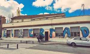 La palabra 'Libertad' pintada en un graffiti en la fachada de la Iglesia San Carlos Borreomeo del barrio de Vallecas, Madrid. / @entreborromeos