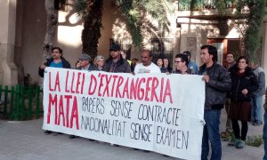 Un grup d'immigrants portant una pancarta reivindicativa, abans de començar la tancada a l'església del Sagrat Cor, al barri del Poblenou de Barcelona. / Javier Borràs.