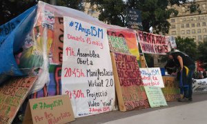 Carpa del 15M pel setè aniversari del moviment a la Plaça Catalunya.