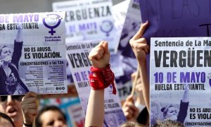 Miles de estudiantes, la mayoría mujeres, se han manifestado hoy por el centro de Madrid contra la sentencia de La Manada, al considerar que es "escandalosa" y "ampara a los violadores". Esta protesta se ha sumado a otras que se han desarrollado en otras