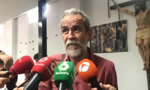 Willy Toledo responde a las preguntas de la presna tras su comparecencia. J.G.