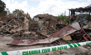 La Guardia Civil custodia la zona de la explosión del taller clandestino de pirotecnia que destruyó una aldea en Paramos, en el Ayuntamiento de Tui. / EFE