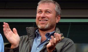 El millonario propietario del club de fútbol Chelsea Roman Abramovich applaude durante un partido de la Premier League inglesa. REUTERS/Toby Melville