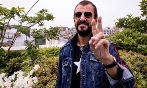 El músico británico Ringo Starr, posa para los fotógrafos mientras da una rueda de prensa antes del inicio de su gira europea en París. (ETIENNE LAURENT)