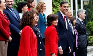 El presidente del Gobierno, Pedro Sánchez (4ºd), posa para la foto de familia con el resto del Ejecutivo tras la primera reunión del Consejo de Ministros. EFE/Chema Moya