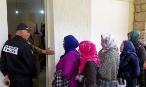 Mujeres marroquíes hace cola para conseguir un trabajo como temporeras en Huelva / EFE