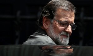 El presidente del PP, Mariano Rajoy, al abandonar el Congreso tras la moción de censura que le desalojó del Gobierno. REUTERS/Sergio Perez