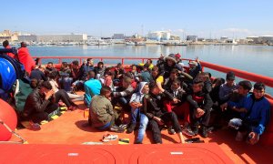 Los 66 inmigrantes rescatados esta mañana por Salvamento Marítimo cuando viajaban a bordo de cuatro pateras en el Estrecho de Gibraltar. EFE/A.Carrasco Ragel