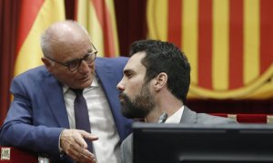 06/06/2018.- El presidente del Parlament, Roger Torrent, y el secretario de la cámara catalana, Xavier Muro (i), durante el pleno del Parlament en el que el presidente de la Generalitat, Quim Torra, ha comparecido para dar cuenta de la estructura y la com