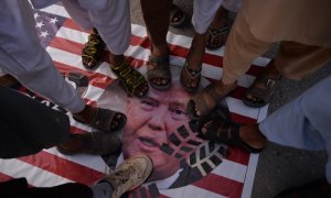 Manifestantes chiítas paquistaníes portan una bandera estadounidense con una imagen impresa del presidente estadounidense Donald Trump durante una protesta. AAMIR QURESHI / AFP