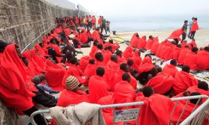 Llegada al puerto de Tarifa (Cádiz) las 307 personas que han sido rescatadas desde esta madrugada por Salvamento Marítimo cuando viajaban a bordo de 38 pateras en aguas del Estrecho de Gibraltar y tras recuperar los cadáveres de cuatro inmigrantes. - EFE