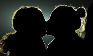 Dos mujeres se besan durante una concentración. / EFE