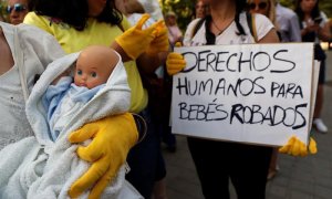 Concentración en la entrada de la Audiencia Provincial de Madrid que juzga al doctor Eduardo Vela en la trama de los bebés robados durante el franquismo. / EFE