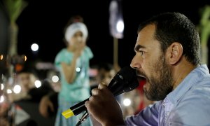 Nasser Zefzafi, líder del movimiento activista y social Hirak dando un discurso en el Rif marroquí. / Reuters