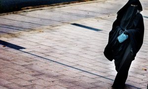 Fotografía de archivo de una mujer con un burka caminando por La Haya. AFP