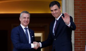 El presidente del Gobierno, Pedro Sánchez, saluda al lehendakari, Íñigo Urkullu, antes de la reunión que ambos han mantenido en el Palacio de la Moncloa. EFE/Chema Moya